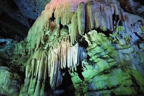 stalagmites and stalactites rocks 