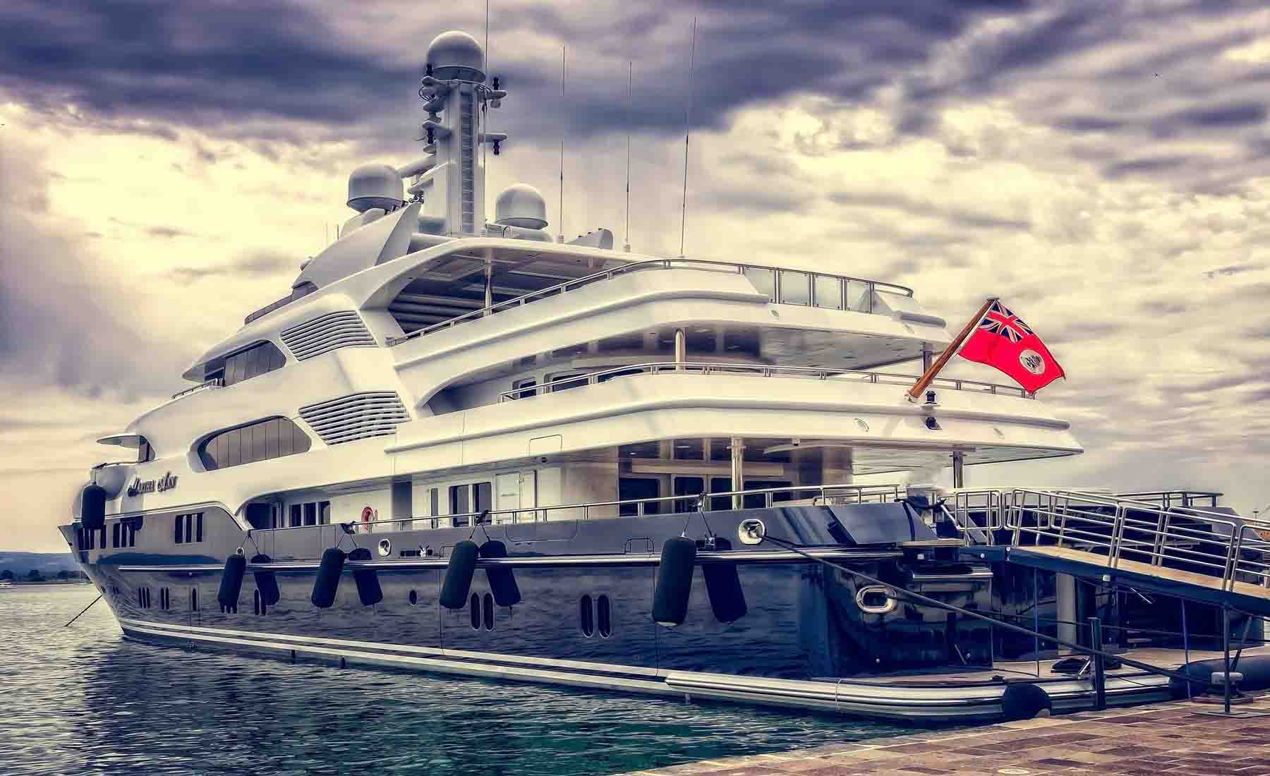 cost for chartering a yacht