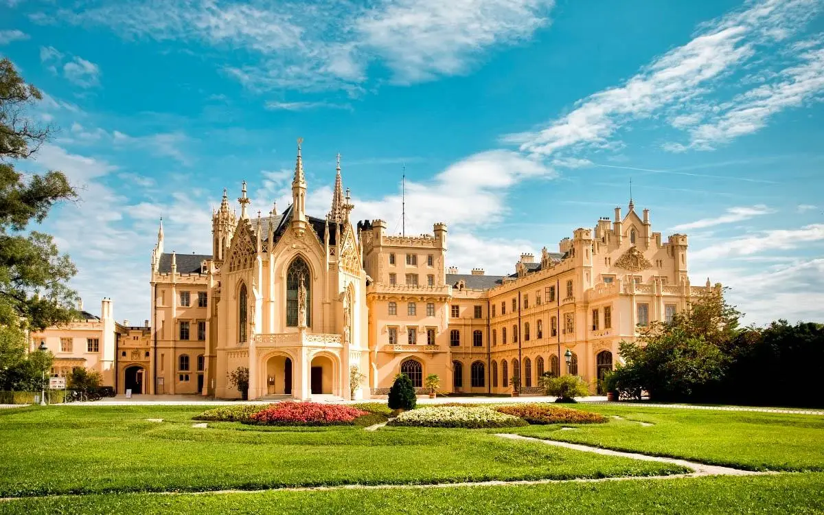 Top 8 Castles and Palaces of Europe to explore in 2024 